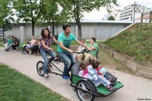 Un couple et 2 enfants sur le tandem-triporteur