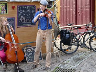 Tom et Juliette faisant leur numéro de rue