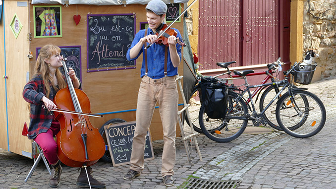 Tom et Juliette faisant leur numéro de rue