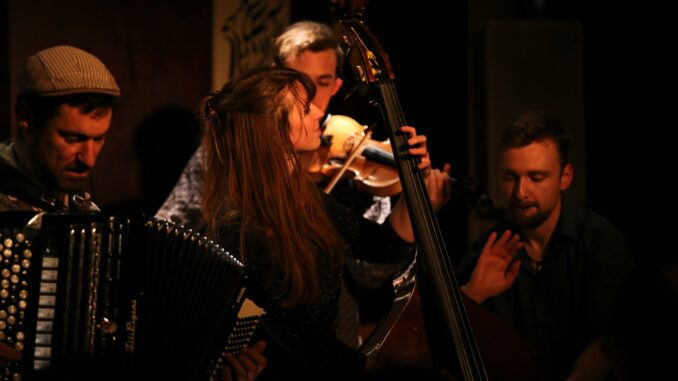 Photo du quatuor en plein concert