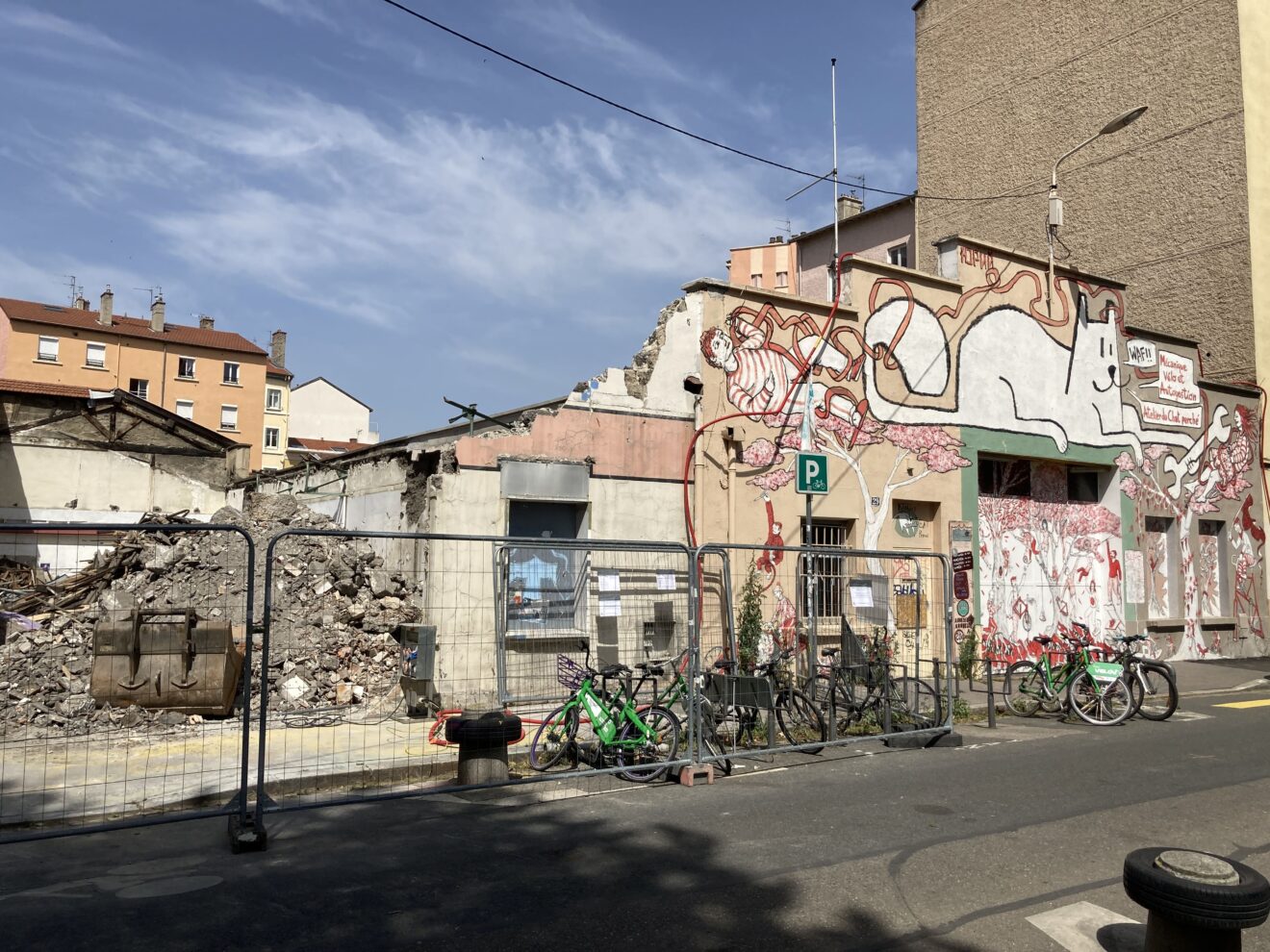 Façade du Chat perché et travaux de démolition de l'ECG.
