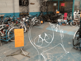 Photo de l'espace braderie avec illustration d'un chat qui emporte un vélo