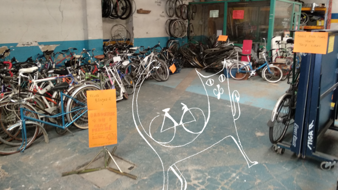 grande-braderie-reinach Photo de l'espace braderie avec illustration d'un chat qui emporte un vélo
