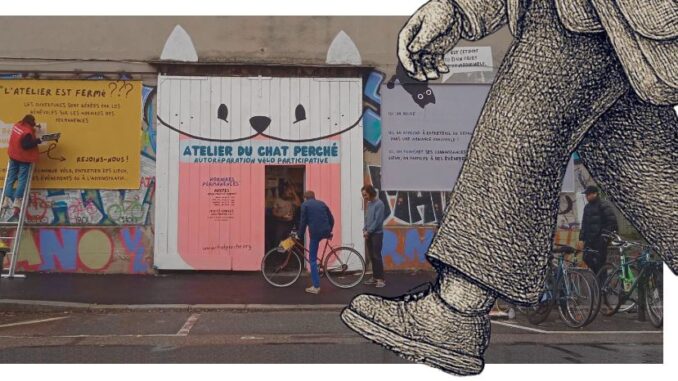 Piétonne qui approche de l'entrée extérieur de l'atelier