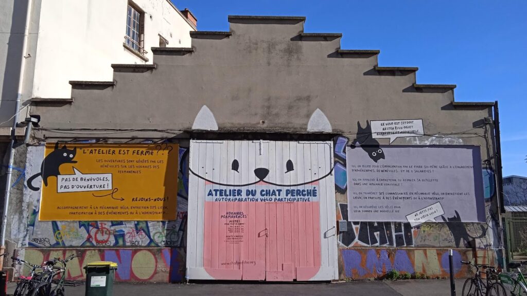 Devanture de l'atelier, avec un portail-tête de chat !