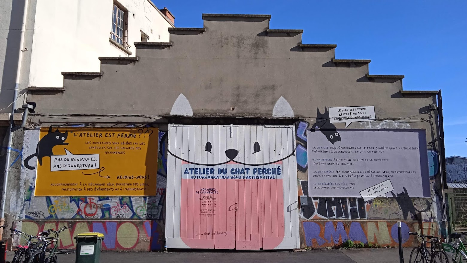 Devanture de l'atelier, avec un portail-tête de chat !