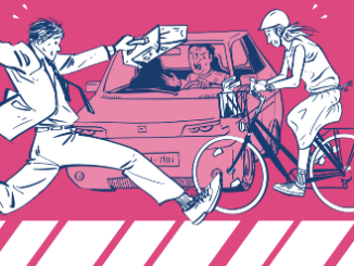 Piéton et cycliste traversant la rue devant une voiture : toustes sont en panique !!