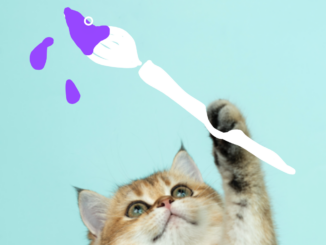 Chat triomphant qui tient un pinceau