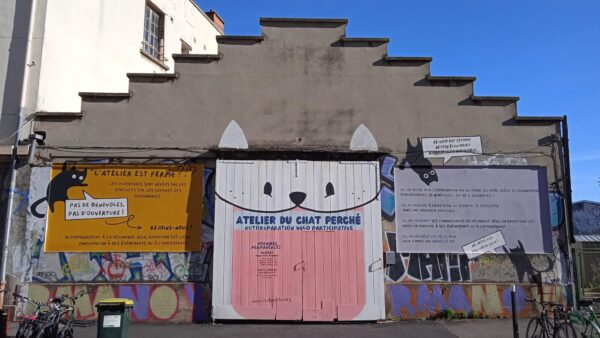 Devanture colorée de l'atelier